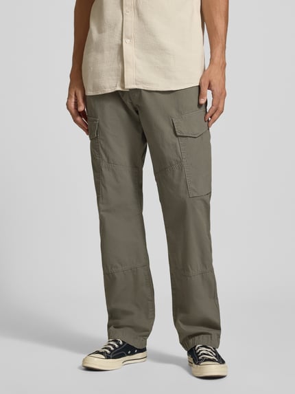 Männermodel trägt Regular Fit Cargohose aus reiner Baumwolle von G-Star RAW in Olivgrün, lockere Passform, sichtbare Nähte, Ganzkörperansicht von vorne.