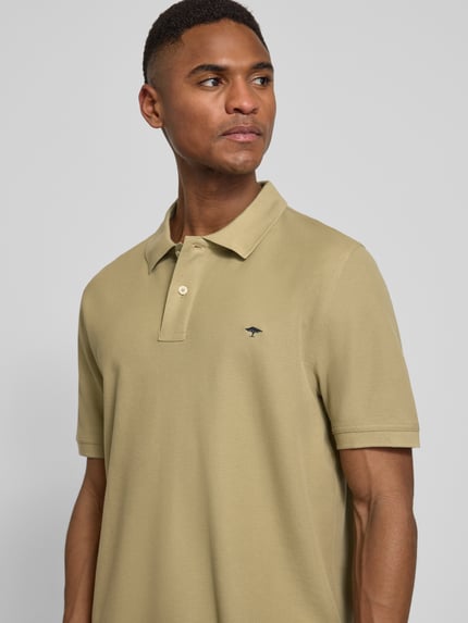 Mannelijk model draagt Regular Fit poloshirt met logo-stitching van Fynch-Hatton, puur katoen, polokraag, met korte mouwen, vooraanzicht busten close-up.