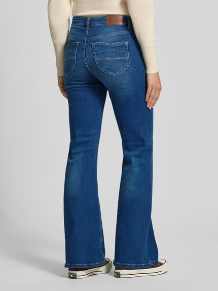 Frauenmodel trägt Slim Fit Bootcut Jeans aus baumwoll-mix Modell 'WILLA' von Pepe Jeans, denim, wysoki stan, naszywka z logo, 5 kieszeni, splot twill, Ganzkörperansicht Rückansicht.