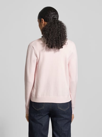 Vrouwenmodel draagt lichtroze Regular fit cardigan uit viscosemix model 'Viril' van Vila, tricotlook, elastische boorden, ruglengte 54 cm, mouwlengte 62 cm, volledige achterkantaanzicht.