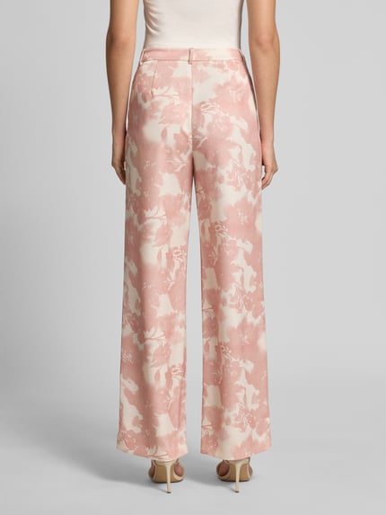 Frauenmodel trägt Stoffhose mit französischen Eingrifftaschen von Jake*s Collection, floraler Print in Rosa und Creme, Ganzkörperansicht Rückansicht.