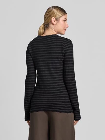 Frauenmodel trägt Regular Fit Langarmshirt aus reiner Baumwolle von Marc O'Polo, schwarz-grau gestreift, glatte Textur, Ganzkörperansicht Rückansicht, Damen Langarmshirt von Marc O'Polo.