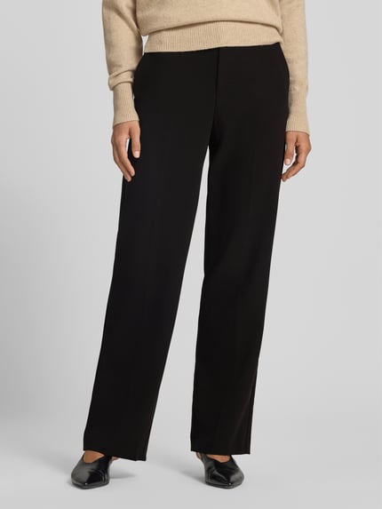 Frauenmodel trägt Straight Fit Hose mit Eingrifftaschen von Christian Berg Woman in Schwarz, glatte Textur, Ganzkörperansicht von vorne. Mix mit Viskose-Anteil, Paspeltaschen am Gesäß, Bundweite 38 cm, Innenbeinlänge 78 cm.