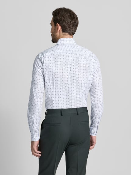 Männermodel draagt Slim Fit Business-Hemd mit Knopfleiste Modell 'Pares' van JOOP! Collection met haifischkraag, rugaanzicht, zakelijke stijl.