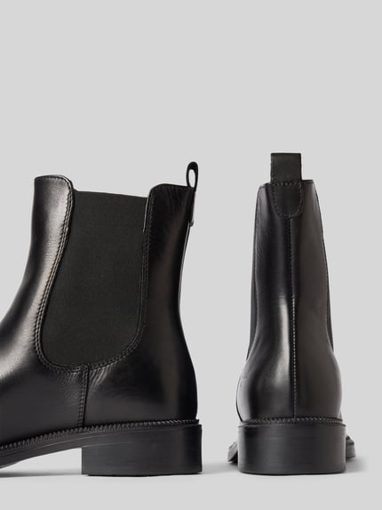 Productfoto, zwarte chelsea boots van rundleer, gladde textuur, elastische inzetstukken, Dames chelsea boots van Tamaris.