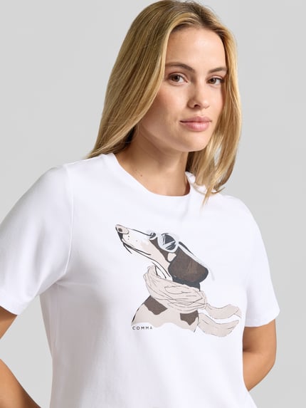 Vrouwenmodel draagt t-shirt met labelprint van comma in wit, mix van katoen en elastaan, recht model, ronde hals, ruglengte maat 36: 58 cm, nahaufnahme bovenlichaam.