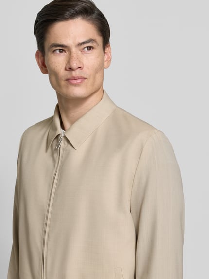 Männermodel trägt Regular Fit blouson aus scheerwolmix model 'HELLYS251X' van HUGO, look: effen kleuren, nahaufnahme oberkörper.
