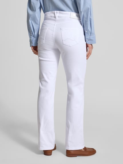 Vrouwenmodel draagt Wide Leg Jeans im 5-Pocket-Design Modell 'Laura' van MAC in wit katoenmix met stretch, binnenbeenlengte 80 cm, bandwijdte 41 cm, model met knoop- en ritssluiting, 5-pocketmodel, geheelaanzicht achteraan.