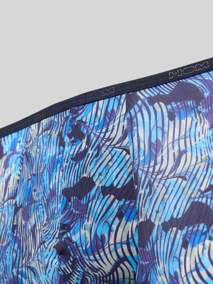 Produktfoto, Slim Fit Trunks mit Logo-Detail von HOM, abstraktes blaues Muster, elastischer Material-Mix, elastischer Bund