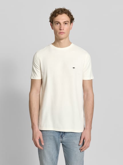 Männermodel trägt Regular Fit T-shirt mit logostitching van Fynch-Hatton in ecru, puur katoen, ronde hals, ruglengte maat M 68 cm, Ganzkörperansicht von vorne.