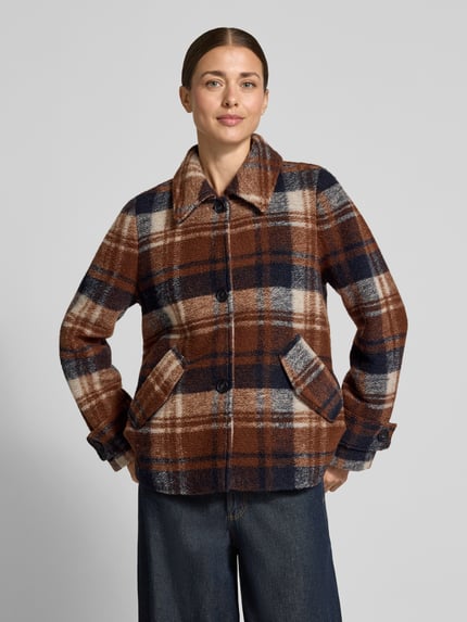 Frauenmodel trägt Jacke im Allover-Look mit Pattentaschen Modell 'JOLA' von CINQUE, kariertes Muster in Braun, Blau und Creme, Regular Fit, Material-Mix mit Schurwoll-Anteil, Knopfleiste, Kentkragen, Ärmelriegel, Ganzkörperansicht von vorne.