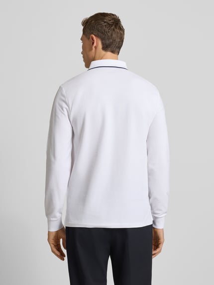 Männermodel draagt Poloshirt met Labelstitching van Polo Ralph Lauren, mix van katoen en elastaan, regular fit, polokraag, knoopsluiting, ribboorden, ruglengte maat M 70 cm, kleuren wit en donker, gestructureerde stof, Ganzkörperansicht Rückansicht.