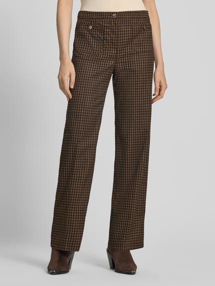 Frauenmodel trägt Wide Leg Pants mit aufgesetzten Eingrifftaschen von Christian Berg Woman in Braun, Karomuster, Material-Mix, Ganzkörperansicht von vorne.
