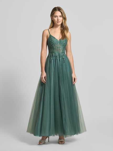 Frauenmodel trägt Regular Fit Abendkleid mit floralem Spitzenbesatz von Luxuar in Grün, Glitzer-Mesh, A-Linie, semitransparent, Ganzkörperansicht von vorne.