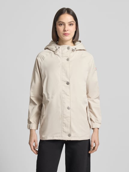 Vrouwenmodel draagt Regular Fit Jacke mit Logo-Detail Modell 'Dorine' van Frieda & Freddies in beige katoenmix met capuchon, steekzakken en elastische mouwboorden, ruglengte 72 cm, schouderbreedte 40 cm, borstwijdte 57 cm, mouwlengte 62 cm, ganzlichaamsvooraanzicht