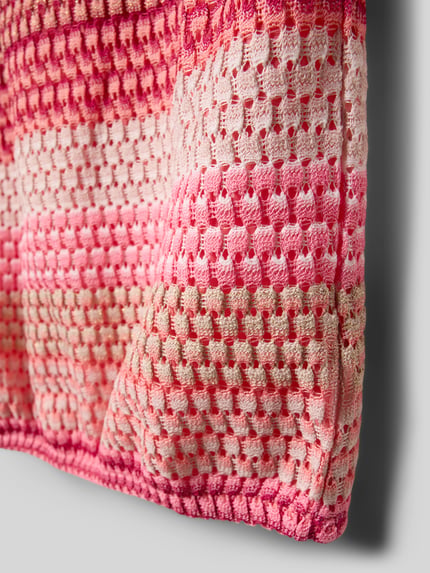Produktfoto, Regular Fit Top in Strick-Optik von Garcia, bunte Rosa- und Beigetöne, markante Textur, Ärmelloses-Design, Kinder, Nahaufnahme