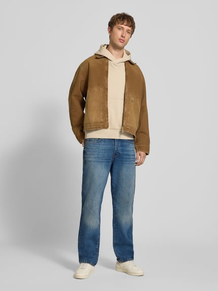 Męski model nosi Relaxed Fit Jeans aus reiner Baumwolle Modell 'SEDGE' von ONLY o niebieskim kolorze, prosta nogawka, widok całej sylwetki z przodu, Herren Relaxed Fit Jeans von ONLY & SONS.