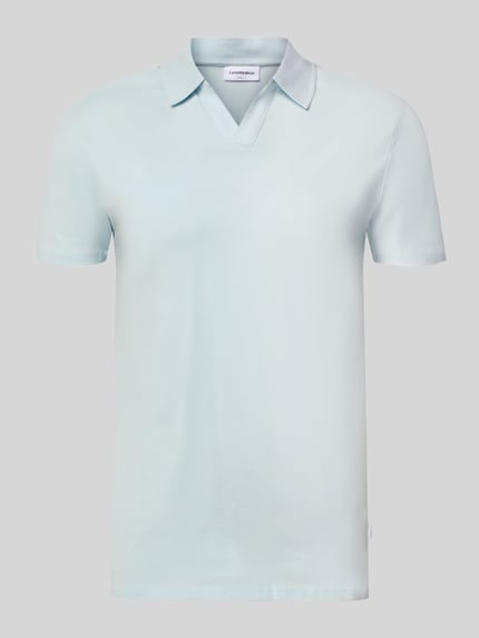 Produktfoto, Slim Fit Poloshirt mit V-Ausschnitt von Lindbergh im hellblauen Farbton aus Baumwoll-Elasthan-Mix mit Polokragen, Rückenlänge bei Größe M: 68 cm