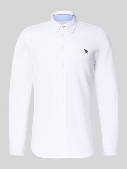 Produktfoto, weißes Tailored Fit Freizeithemd mit Button-Down-Kragen von PAUL SMITH aus reiner Baumwolle, Stickerei und glatter Textur.