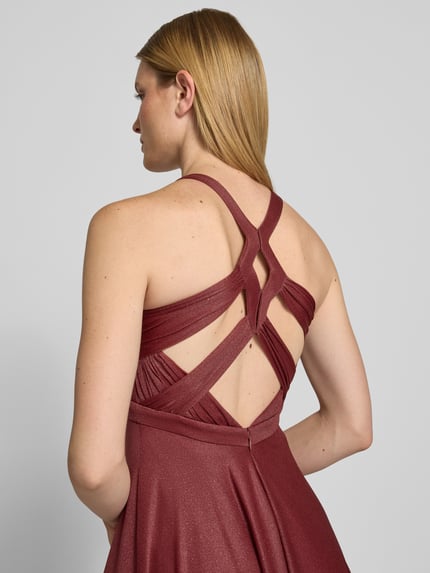 Frauenmodel trägt Schimmerndes Abendkleid mit Schlüsselloch-Ausschnitt von Jake*s Cocktail in Bordeaux mit Mesh, A-Linie, Maxikleid, Ganzkörperansicht Rückansicht. Rückenlänge bei Größe 36: 153 cm, Brustweite bei Größe 36: 30 cm.