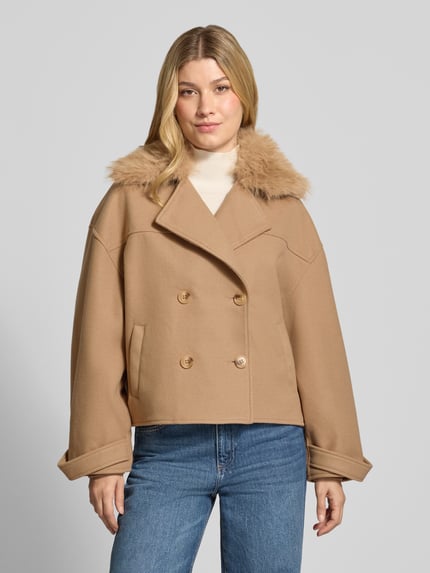 Frauenmodel trägt Straight Fit Jacke mit doppelreihiger Knopfleiste von monari, Mieszanka materiałów z dodatkiem wiskozy, Kołnierz z połami, wpuszczane kieszenie boczne, regulowane patki przy mankietach, dł. tyłu w rozmiarze 36: 57 cm, szerokość ramion w rozmiarze 36: 61 cm, szerokość w klatce piersiowej w rozmiarze 36: 56 cm, długość rękawów w rozmiarze 36: 51 cm, kolor beżowy, miękka tekstura, gładkie wykończenie, Ganzkörperansicht von vorne