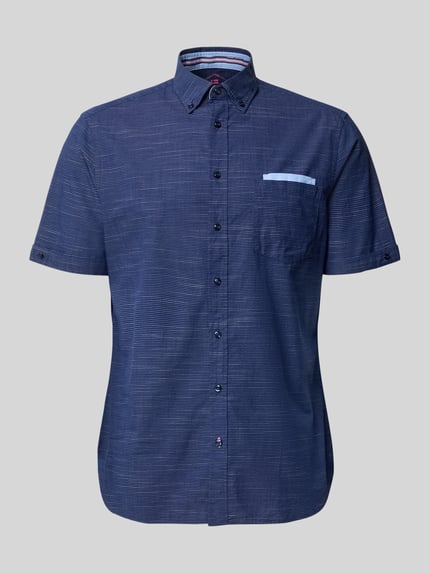 Produktfoto, Regular Fit Freizeithemd mit Button-Down-Kragen von Christian Berg Men, reine Baumwolle, kurzarm, dunkelblau, dezente Struktur, Brusttasche, mattes Finish