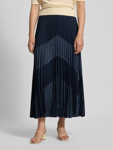 Vrouwenmodel draagt Ausgestellter Maxi-Rock met Plissees Modell 'VENNYTA' van BOSS, look: effen, uitlopend, maxilengte, plissévouwen, ritssluiting, recht, fijngebreid, satijn, detailopname onderlichaam.
