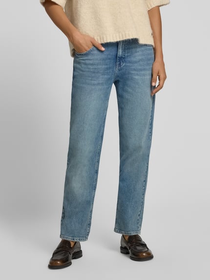 Frauenmodel trägt blaue Straight Fit Jeans aus Baumwoll-Mix Modell 'Minah' von OPUS, leichte Waschung, Damen Straight Fit Jeans, Ganzkörperansicht von vorne.