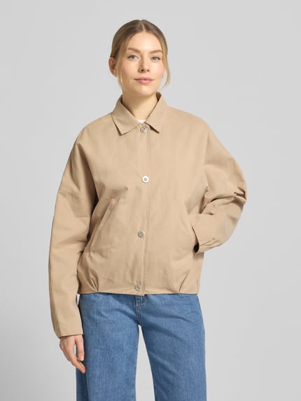 Vrouwenmodel draagt Blouson aus reiner Baumwolle van WHITE LABEL in beige, losse pasvorm, opstaande kraag, steekzakken, voorkant volledig te zien, Ganzkörperansicht von vorne.
