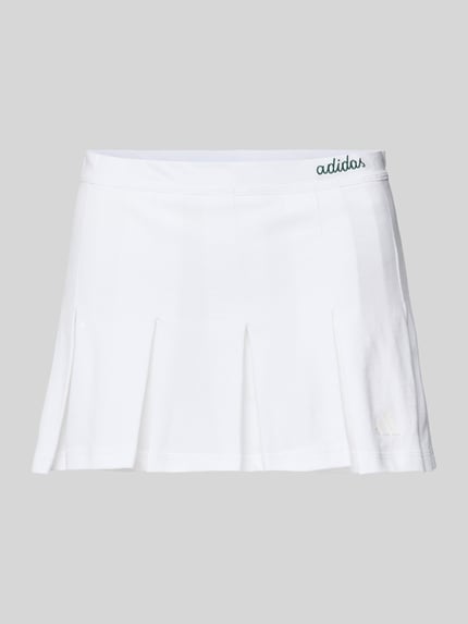 Produktfoto, biały Regular Fit Sportrock mit Logo-Stitching Modell 'Ski' von adidas Sportswear, bawełna, plisowana tekstura, zintegrowane szorty.