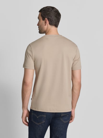Męski model nosi T-Shirt mit Rundhalsausschnitt und Logo-Stitching von JOOP! COLLECTION z bawełny, krój regular fit, długość tyłu w rozmiarze M: 68 cm, widok całej sylwetki z tyłu.