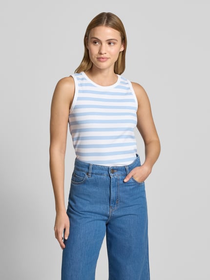 Vrouwenmodel draagt Slim Fit Top met ronde hals model 'Effy' van FREE/QUENT, elastische katoenmix, lichtblauw-wit gestreept, voorkant, halve lichaamsopname.