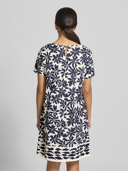 Vrouwenmodel draagt Relaxed Fit jurk met bloemen all-over print van ROBE LÉGÈRE in katoenmix, ruglengte 91 cm, korte mouw, rugaanzicht.