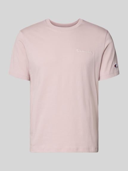 Produktfoto, T-Shirt mit Label-Stitchings und Rundhalsausschnitt von CHAMPION, Herren T-Shirt aus Reine Baumwolle im Regular-Fit, Rückenlänge 69 cm bei Größe M, zartrosa Farbe, glatte Textur, dezente Label-Stitchings am Brustbereich und Ärmel.
