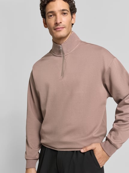 Männermodel trägt Regular Fit Troyer aus Baumwoll-Mix Modell 'Dalizip' von HUGO in Taupe, schlichtes Design, Nahaufnahme Oberkörper, Herren Troyer von HUGO.