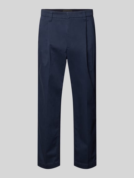 Produktfoto, Regular Fit Chino aus Baumwoll-Mix Modell 'TAAMIR PLEATED' von Armedangels in Dunkelblau, unifarben, zeigt Gürtelschlaufen und seitliche Eingrifftaschen.