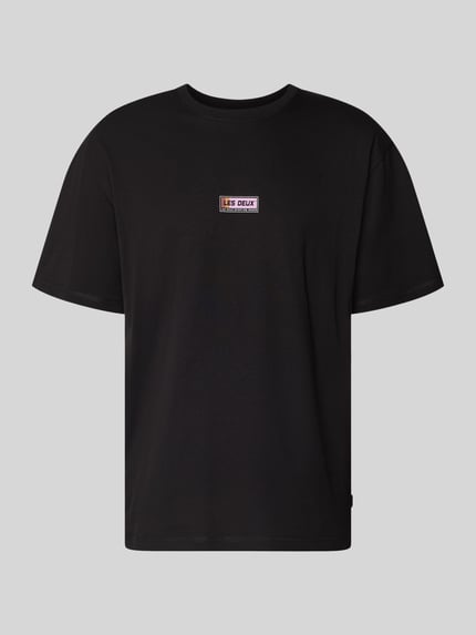 Produktfoto, schwarzes T-Shirt mit Logo-Print Modell 'Chase' von Les Deux aus reiner Baumwolle, gerader Schnitt, Rundhalsausschnitt
