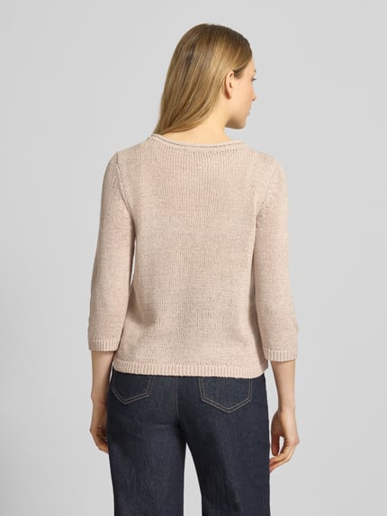 Frauenmodel trägt Regular Fit Pullover in Strick-Optik von Betty Barclay in Beige mit Rundhalsausschnitt und 3/4-Arm, Rückenlänge 51 cm, Ärmellänge 43 cm, Ganzkörperansicht Rückansicht.