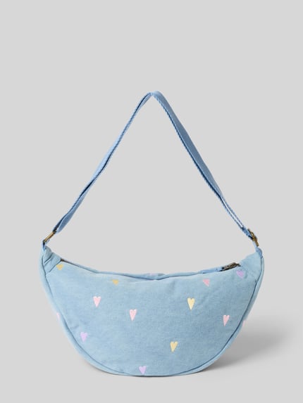 Produktfoto, Bauchtasche in Denim-Optik von Studio Noos, hellblau mit bunten Herz-Stitchings, breiter Schulterriemen, Reißverschluss, Label-Detail, Steckfach innen, Baumwoll-Mix, Maße 38x16x10 cm, Schulterriemen 62 cm.