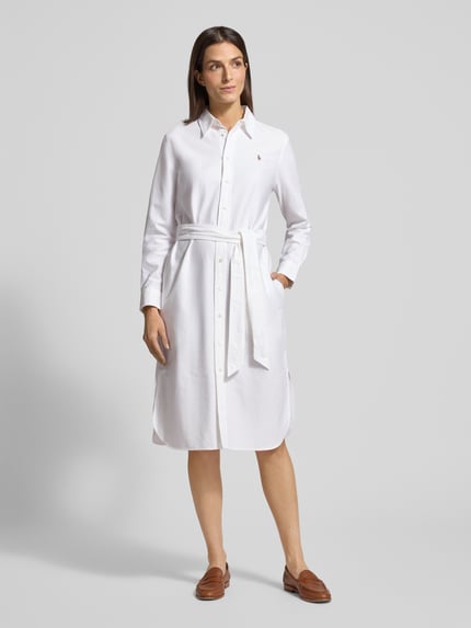 Vrouwenmodel draagt Midikleid met Knopfleiste van Polo Ralph Lauren in wit, katoen, tailleband, knoopsluiting, voorkant, volledige lichaamsopname.