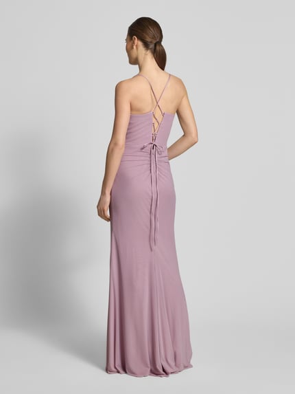 Vrouwenmodel draagt Slim Fit Abendkleid mit Gehschlitz van Luxuar in lila met ruches, split, vetersluiting, spaghetti-bandjes, zicht op volledige rug, context: avondjurk, ruglengte maat 36: 141 cm, borstbreedte maat 36: 29 cm, volledige achteraanzicht.