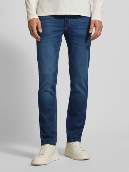 Męski model nosi Slim Fit Jeans mit 5-Pocket-Design od Christian Berg Men, niebieski denim, ekologiczna bawełna z elastanem, pełny przód.