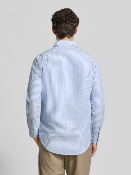 Männermodel trägt Regular Fit Freizeithemd aus reiner Baumwolle von Polo Ralph Lauren, hellblau-weiß gestreift, Ganzkörperansicht Rückansicht.