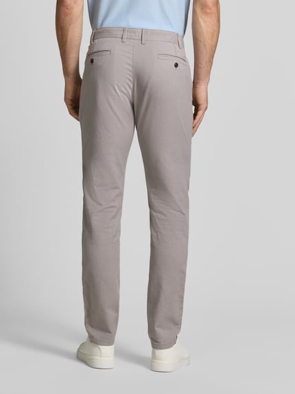 Mannenmodel draagt Kleingemusterte Hose mit Gesäßtaschen van MCNEAL in lichtgrijs, mix van katoen en elastaan, slim fit, achterzakken, bandwijdte maat 50 45 cm, binnenbeenlengte 83 cm, geheel van achteren