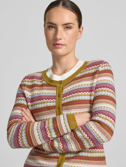 Frauenmodel trägt Strickjacke aus Viskose-Mix im Allover-Look von Christian Berg Woman, gemusterte Farben, Nahaufnahme Oberkörper.