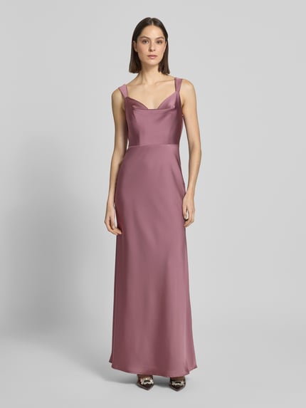 Frauenmodel trägt Slim Fit Abendkleid aus Satin von Laona in matt glänzendem Flieder, ärmellos, Nahtreißverschluss, Ganzkörperansicht von vorne.