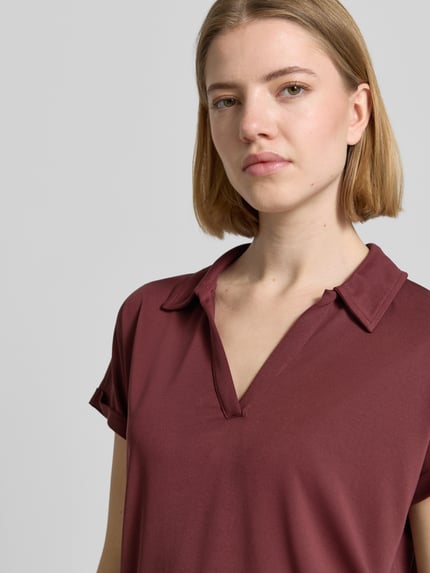 Frauenmodel trägt Regular Fit Poloshirt aus Modal-Mix von Christian Berg Woman in Bordeaux, V-Ausschnitt, Kurzarm mit Aufschlag, Nahaufnahme Oberkörper