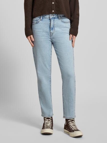 Frauenmodel trägt hellblaue Straight Fit Jeans aus Baumwoll-Mix Modell 'EMILY' von Only, 5-Pocket, High Waist, Ganzkörperansicht von vorne