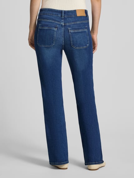 Frauenmodel trägt Straight Fit Jeans aus Baumwoll-Mix von Christian Berg Woman, blau, sichtbare Nähte, Gesäßtaschen, Ganzkörperansicht Rückansicht. Elastischer Baumwoll-Mix, Eingriffs- und Gesäßtaschen, Knopf- und Reißverschluss, Bundweite und Innenbeinlänge laut Größe 36/32.