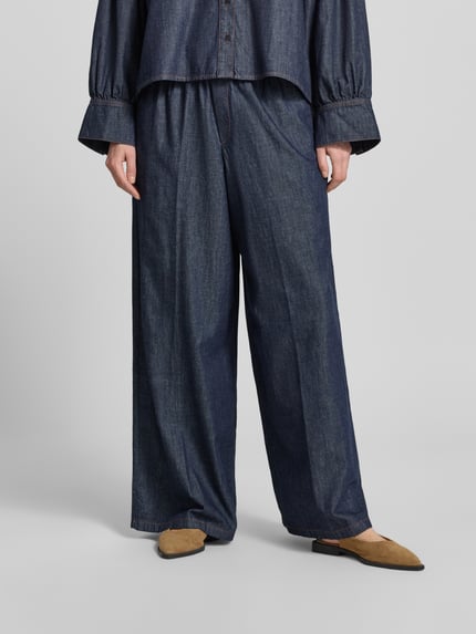 Vrouwenmodel draagt Wide Leg Jeans met elastische band model 'CEILING' van Drykorn, puur katoen, dames jeans, binnenbeenlengte 78 cm, bandwijdte 35 cm, donkerblauw, wide leg, close-up onderlichaam, vooraanzicht.